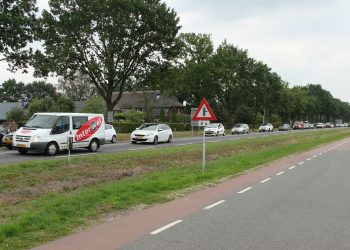 Kop-staartbotsing met twee auto's N350 in Holten 