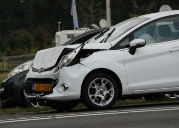 Kop-staartbotsing met twee auto's N350 in Holten 