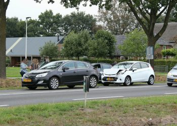 Kop-staartbotsing met twee auto's N350 in Holten 