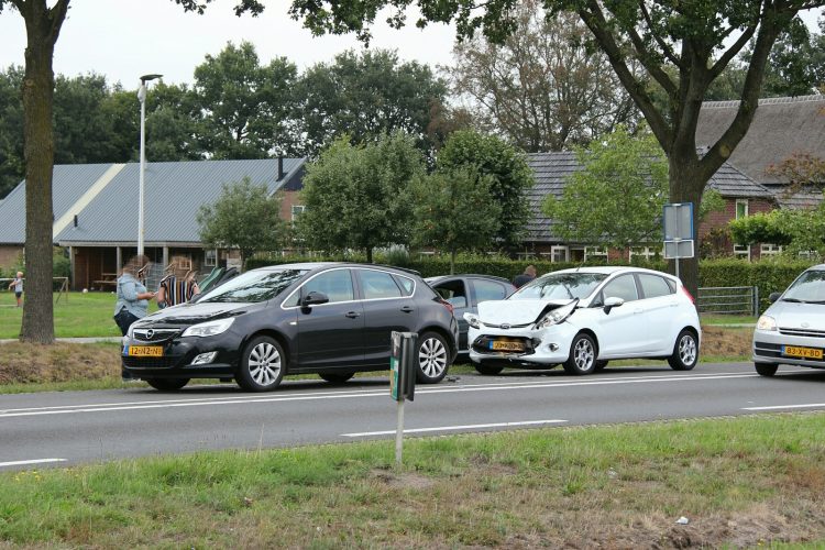 Kop-staartbotsing met twee auto's N350 in Holten 