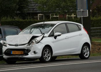 Kop-staartbotsing met twee auto's N350 in Holten 