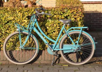 Fietsster aangereden op de kruising Larenseweg-Pastoriestraat 