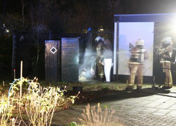 Brand door kortsluiting in houten schuur aan de Houtweg brandweer 