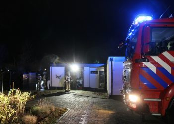 Brand door kortsluiting in houten schuur aan de Houtweg brandweer 