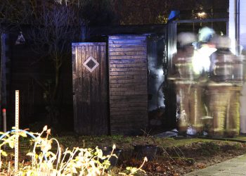 Brand door kortsluiting in houten schuur aan de Houtweg brandweer 