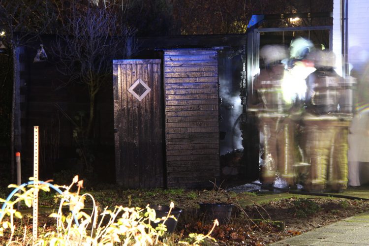 Brand door kortsluiting in houten schuur aan de Houtweg brandweer 