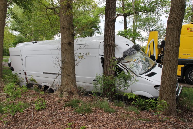 Pakketbezorger vliegt uit de bocht 