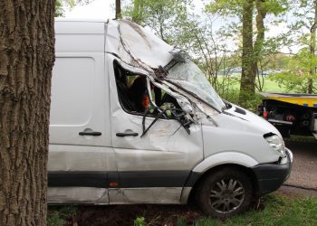 Pakketbezorger vliegt uit de bocht 