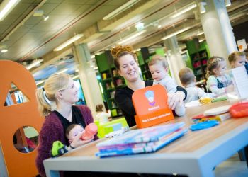 Aandacht voor peuterpuberteit in MamaPapacafé mama papa cafe bibliotheek 