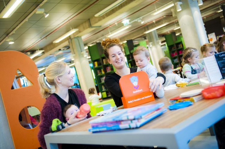 Aandacht voor peuterpuberteit in MamaPapacafé mama papa cafe bibliotheek 