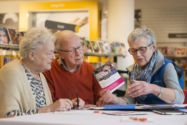 Speciaal voor senioren organiseren OV-ambassadeurs een inloopspreekuur bibliotheek 