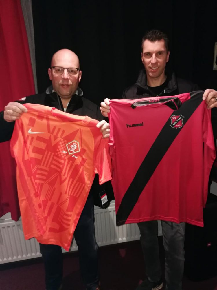 VV Holten ruilt shirt met KNVB vvholten Jubileum 