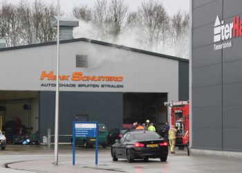 Brand autoschadebedrijf Henk Schuiterd brandweer 