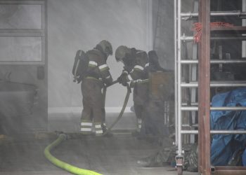 Brand autoschadebedrijf Henk Schuiterd brandweer 