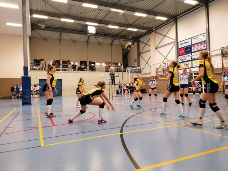 Mintonette volleybaldames 1 opent de jacht op de derde plaats in de 4e klasse B mintonette 