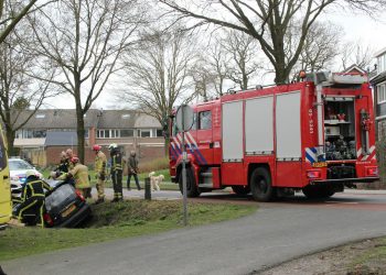 Oudere vrouw raakt van de weg en belandt in de sloot brandweer 