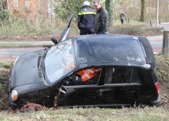 Oudere vrouw raakt van de weg en belandt in de sloot brandweer 