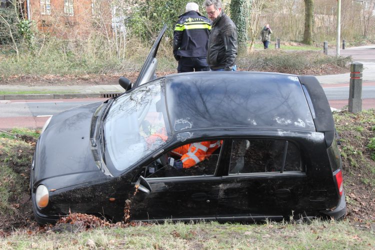 Oudere vrouw raakt van de weg en belandt in de sloot brandweer 