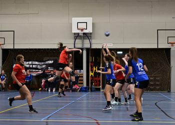 Handbaldames ook de baas in Lemelerveld hv holten 