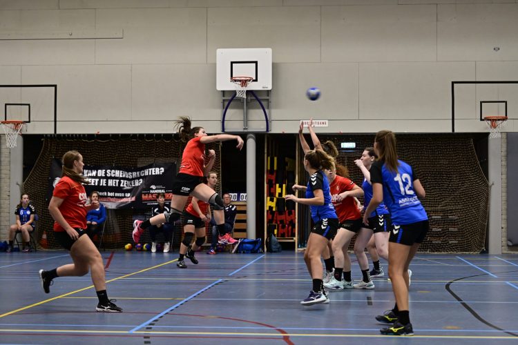 Handbaldames starten met overwinning hv holten 