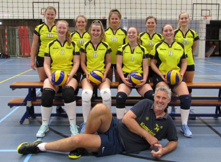 Mintonette dames 1 speelt puike volleybalwedstrijd mintonette 