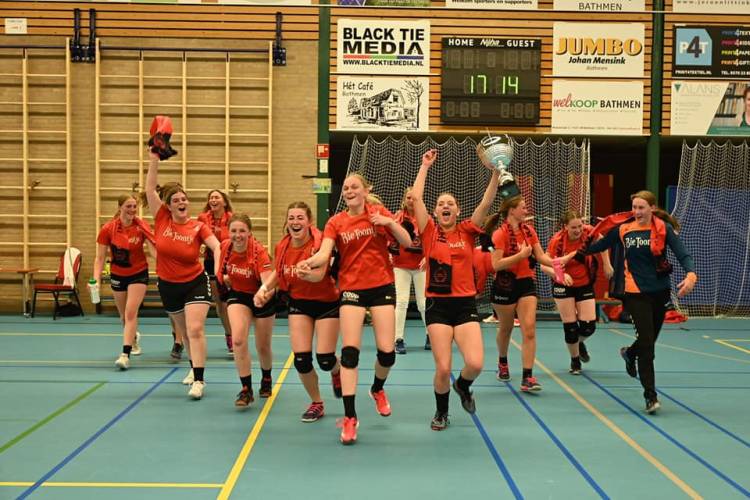 A jeugdteam van handbalvereniging Holten kampioen hv holten bie toontje 