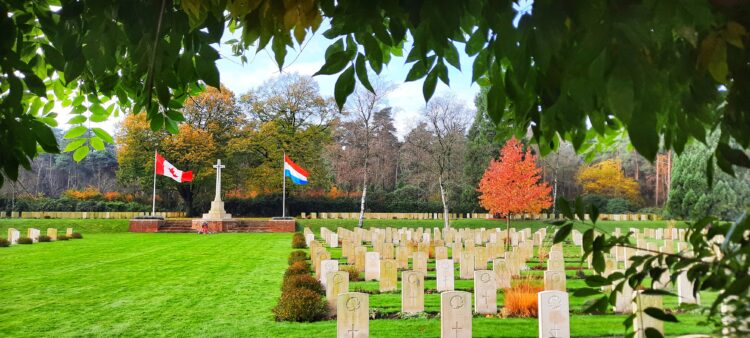 Herdenking op de Canadese Begraafplaats in Holten canadese begraafplaats 